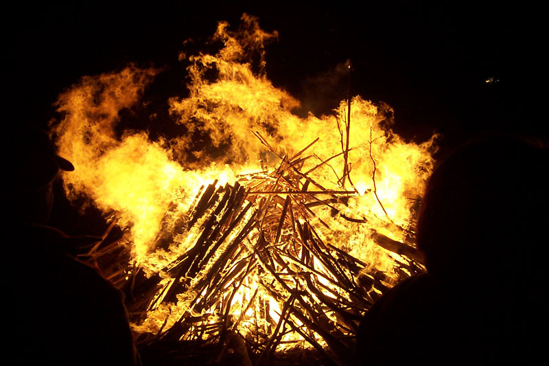 File:Bonfire.jpg