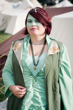 A long robe, belted or buttoned at the waist, hanging from the shoulders, in pastel shades.