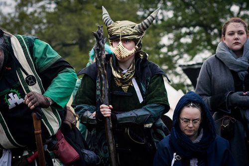 Carlos i Shattered Tower i Gurrea, after leaving the Brass Coast for Highguard, changed their costume over time adding Highborn influences and slowly phasing out Freeborn elements.