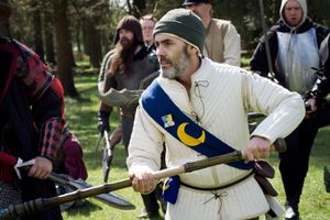 A sash bearing the household livery, worn over a padded gambeson