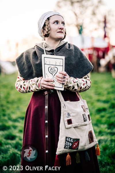 File:Glancing Bree.jpg