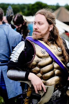 Personal symbols are often etched, egraved or decorated on armour and even the poorest noble strives to wear something indicative of their House.