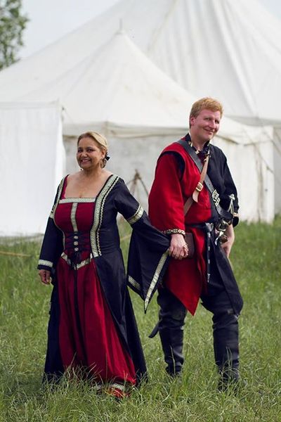 Rich colours, reflecting the House heradlry. Simple designs, especially on the dress, with full sleeves.