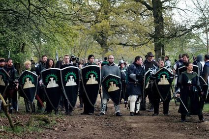 Large kite shields with a uniform design - the chapter emblem of the Shattered Tower in this case.