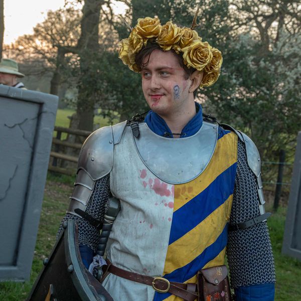 File:Plate and Flower Crown.jpg