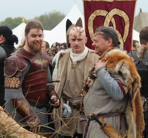Thanmir converses with Atte and Uskolli; behind them the three rings of Wintermark provides an appropriate backdrop to a meeting of Steinr, Suaq and Kallavesi.