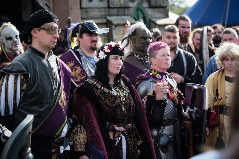 File:Imperatrix and Throneguard.jpg