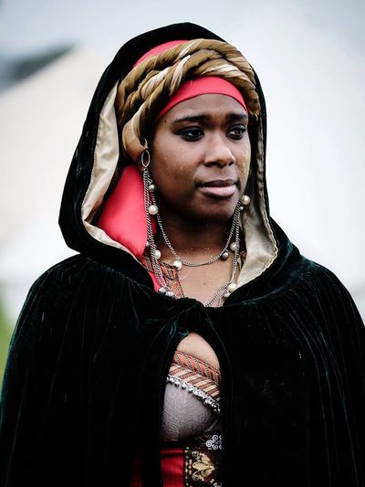 Some mourners wear black cloaks over their brightest clothing, and shed the cloaks to symbolise the transition between the sorrow of mourning and the celebration of the life well-lived.