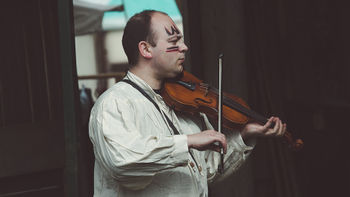 Taliesin Summercrow entertaining a crowd.